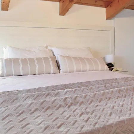 Apartman Lightful Attic At Regina Alikanász