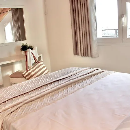 Apartman Lightful Attic At Regina Alikanász